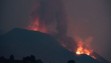 EL PASO, LA PALMA 31/10/2021.- El volcán de Cumbre Vieja ha vuelto a reactivar su fase efusiva este domingo, después de haber estado expulsando densas columnas de cenizas. EFE/MIGUEL CALERO