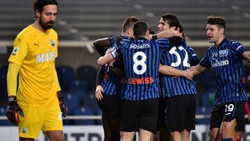 Bergamo (Italy), 03/01/2021.- Atalanta&#039;s players celebrate scoring during the Italian Serie A soccer match Atalanta BC vs Sassuolo at the Gewiss Stadium in Bergamo, Italy, 03 January 2021. (Italia) EFE/EPA/PAOLO MAGNI