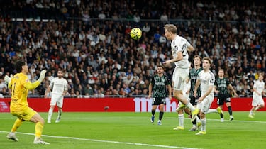 3-0. Magnífico centro de Daniel Yáñez al corazón del área y Dean Huijsen desmarcado, concecta un cabezazo para superar a Matías Dituro.