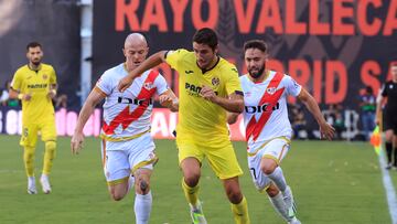 Comesaña controla el esférico entre Isi y Unai López.