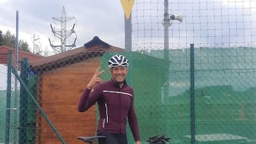 El entrenador y exfutbolista Luis Enrique Martínez visita las instalaciones del Club Deportivo Braña durante una salida en bicicleta de montaña.