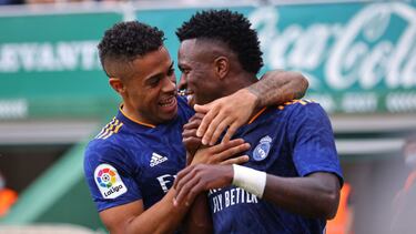 Mariano y Vinicius celebran el primer gol del Madrid en el Martínez Valero.
