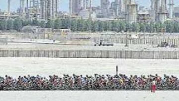 <b>CARAVANA FANTASMA. </b>El pelotón ciclista cruza por delante de una refinería petrolífera. La mayoría del tiempo sólo ven el desierto.