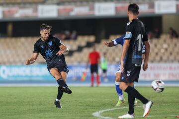 Genaro golpea el balón para anotar el 1-2.