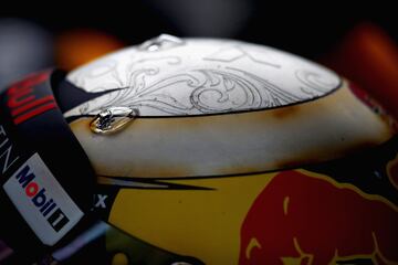 Detalle de la decoración del casco de Daniel Ricciardo del equipo Red Bull 