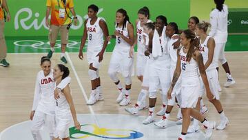 Las jugadoras de baloncesto de Estados Unidos celebran su victoria ante España tras el partido por la medalla de oro.