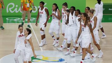 Las jugadoras de baloncesto de Estados Unidos celebran su victoria ante Espa&ntilde;a tras el partido por la medalla de oro.