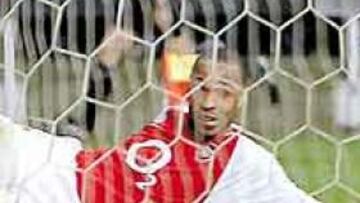 <b>DESCONTENTO. </b>Henry cumple a base de goles con el Arsenal pero el equipo inglés no consigue dar el salto definitivo en la Copa de Europa.