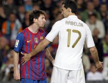 Partido de Liga entre el Barcelona y el Real Madrid el 21 de abril de 2012. Messi y Arbeloa. 