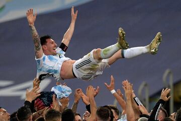 El argentino Lionel Messi es lanzado al aire por sus compañeros después de ganar la final del torneo de fútbol de la Copa América Conmebol 2021 contra Brasil en el Estadio Maracaná de Río de Janeiro, Brasil, el 10 de julio de 2021.