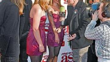 <b>CÓMO NO, APARECIÓ EL TOMATE</b>. El reportero Miquel Serra interrogó, entre a otra multitud de famosos, a los componentes del grupo Dover.