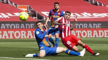 Lenglet desbarata una ocasión de Correa en el Barça-Atlético.