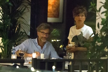 Sonsoles Ónega y su pareja, César Vidal, cenando en un restaurante el pasado agosto.