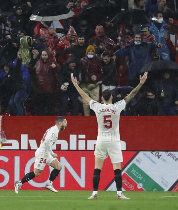 El Papu Gómez adelantó al Sevilla al marcar el 1-0.
