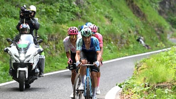 SESTRIERE - VIALATTEA, ITALY - MAY 31: (L-R) Richard Carapaz of Ecuador and Team EF Education - EasyPost and Dries De Bondt of Belgium and Team Decathlon AG2R La Mondiale compete during the 108th Giro d'Italia 2025, Stage 20 a 205.3km stage from Verres to Sestriere - Vialattea 2036m / #UCIWT / on May 31, 2025 in Sestriere - Vialattea, Italy. (Photo by Dario Belingheri/Getty Images)