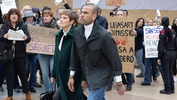 Así salió Dani Alves salir de la cárcel: más delgado, con menos pelo e increpado