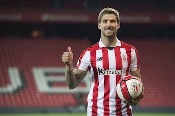 Uno de los fichajes más polémicos de los últimos años en España. Iñigo Martínez dejó el club en el que creció para el que había jugado 239 partidos para marcharse al eterno rival, aceptando que el Athletic pagase su cláusula. Sus antiguos aficionados siguen sin olvidarlo mientras que él es titular indiscutible en el Athletic y un jugador al que ha recurrido la Selección desde entonces.