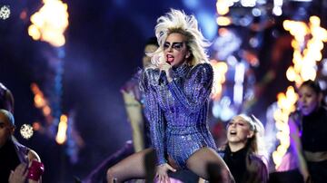La interprete amenizó el último Super Bowl, el 51, que culminó con la histórica remontada de 25 puntos de los Patriotas sobre los Halcones en Houston. Gaga presentó un show ecléctico, lleno de energía, en el que con sus grandes éxito, como 'Poker Face' y 'Bad Romance', dedicó varios guiños a la comunidad LGBT. El momento cumbre vio a Gaga descender de lo más alto del estadio con un arnés. 
