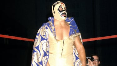 Mil Máscaras recibe condecoración japonesa en la Arena México