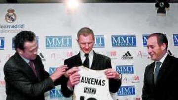 <b>CON EL 13. </b>Valdano, Kaukenas y Maceiras, ayer en el Bernabéu.