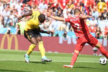 Romelu Lukaku recibió el pase de Hazard y con un tiro raso y cruzado con zurda batió al portero tunecino.