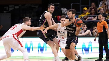 El pívot del Lenovo Tenerife, Fran Guerra (d), con el balón ante los jugadores del Baxi Manresa, Dani García (2d) y Martinas Geben (i).