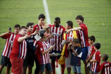 El delantero colombiano Jackson Martínez durante su presentación esta tarde en el estadio Vicente Calderón