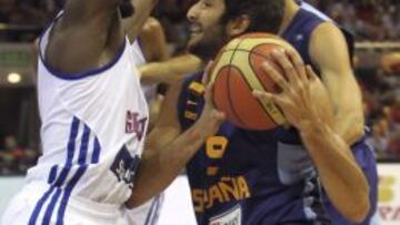 El base Ricky Rubio (d) intenta superar la defensa de Adegboye, de la selección de Gran Bretaña