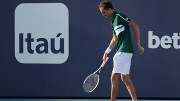Daniil Medvedev se lamenta por los calambres que sufrió durante su partido ante Alexei Popyrin en el Miami Open en el Hard Rock Stadium.