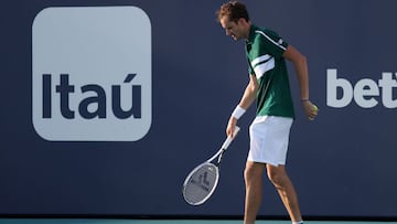 Daniil Medvedev se lamenta por los calambres que sufri&oacute; durante su partido ante Alexei Popyrin en el Miami Open en el Hard Rock Stadium.