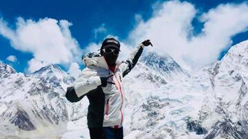 La alpinista sudafricana Saray Khumalo, en plena ascensi&oacute;n al Everest.
