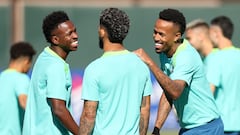 SANTA CLARA, CALIFORNIA - JULY 01: Vinicius Junior and Eder Militao joke with Douglas Luiz of Brazil during a training session ahead of their match against Colombia as part of CONMEBOL Copa America USA 2024 at Levi's Stadium on July 01, 2024 in Santa Clara, California.   Ezra Shaw/Getty Images/AFP (Photo by EZRA SHAW / GETTY IMAGES NORTH AMERICA / Getty Images via AFP)