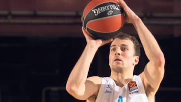Kevin Pangos, base del Zenit, lanza durante el primer partido de cuartos ante el Barça en el Palau.