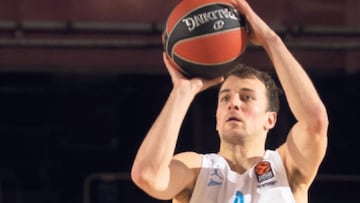 Kevin Pangos, base del Zenit, lanza durante el primer partido de cuartos ante el Bar&ccedil;a en el Palau.