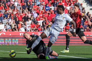 Momento en el que Rajkovic derriba a Vinicius y comete penalti.