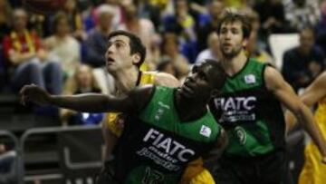 Savané lucha por el balón con Sekulic.