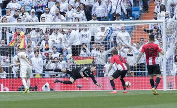 El jugador del Real Madrid Benzema marca de cabeza el 1-0 al Athletic Club. 