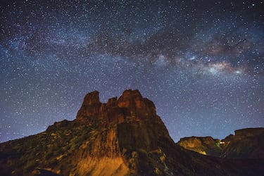 La Caldera Tejada es un paraje natural de más de 1.500 cuevas y un millar de manifestaciones de arte ruprestre. Cuenta con vestigios de santuarios, necrópolis y asentamientos de los amazige, los antiguos pobladores del norte de África que protagonizaron un proceso único de evolución en aislamiento durante 1.500 años hasta la llegada de la Corona de Castilla en el siglo XV.