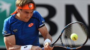 El tenista espa&ntilde;ol David Ferrer devuelve la bola al italiano Filippo Volandri durante su partido de segunda ronda del Masters 1.000 de Roma disputado en el Foro It&aacute;lico de Roma (Italia) hoy, 10 de mayo de 2016. 