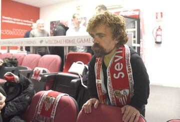 El 6 de noviembre de 2016 el Sevilla FC invitó al reparto de la serie, que estaba rodando en la ciudad hispalense, al partido de Liga contra el FC Barcelona. Peter DInklage, Emilia Clarke fueron los más animados en el palco hispalense. Aquel partido lo ganó el Barcelona por 1-2.