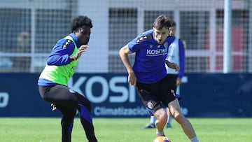 Boyomo, junto a Aimar, durante un entrenamiento.