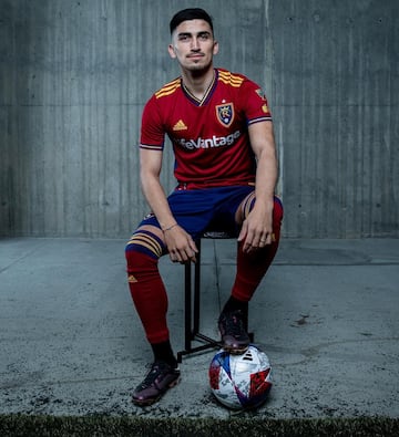 Pablo Ruiz posa con la indumentaria del Real Salt Lake.