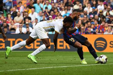 Memphis Depay marca el 2-0 al Elche.