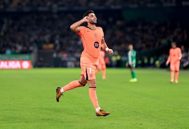 El jugador del Barcelona, Ferran Torres, celebra el 1-4 al Betis. 