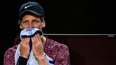 El tenista italiano Jannik Sinner se lamenta durante su partido ante Rafa Nadal en el Masters 1.000 de Roma 2021.