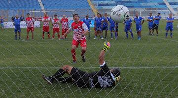 Ambos fueron los protagonistas de un partido organizado por ESPN en El Salvador para celebrar el 60 aniversario del excadista Mágico. Se midieron en el Mundial de España de 1982 en Alicante.