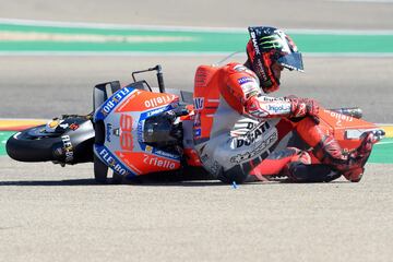 Jorge Lorenzo perdió el control de su moto en la primera curva del Gran Premio Premio de Aragón y abandonó la carrera tras una aparatosa caída.