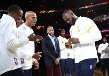 Los Cavaliers celebraron por todo lo alto su anillo de campeones: fiesta y exhibición después ante los Knicks.