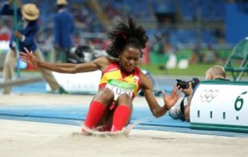 a atleta española Juliet Itoya compite en el salto en longitud 