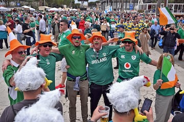Aficionados de Irlanda disfrutan antes del partido de Seis Naciones Guinness que su equipo gan¨® en el Estadio Ol¨ªmpico de Roma. El ambiente entre los irlandeses, que pr¨®ximamente celebran la gran fiesta de su patr¨®n, San Patricio, era de alegr¨ªa y diversi¨®n.